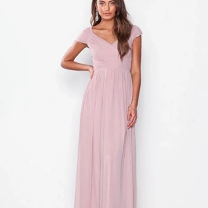 Klänning från Nelly, storlek 34 - Denna fina klänning är köpt för 3 år sedan men är helt oanvänd. Därmed är klänningen i bästa skick! Färgen på klänningen är smutsrosa och är i storlek 34. Passar perfekt som balklänning, till bröllop eller andra tillställningar! Om du är intresserad eller har fler frågor så hör gärna av dej! 