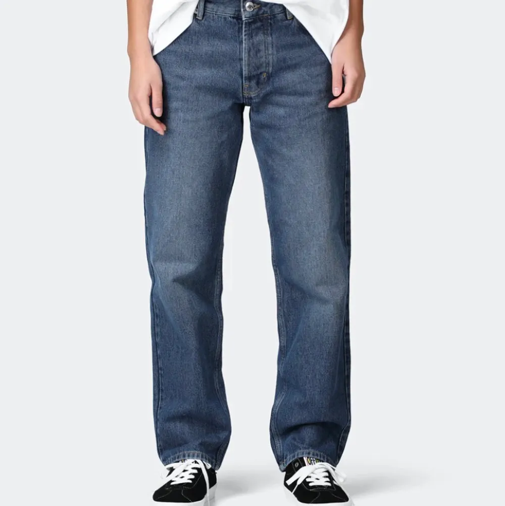 Säljer sjukt coola och snygga lågmidjade jeans från Sweet Sktbs som beställdes på Junkyard, var tyvärr för stora för mig i midjan💙💙 är unisex storlek💙💙. Jeans & Byxor.