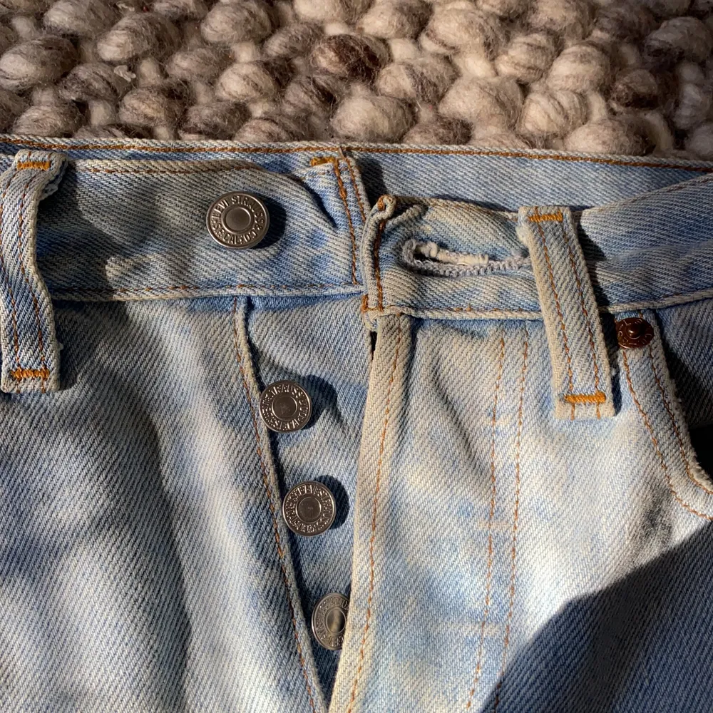 Ett par mycket snygga jeans i 100% Cotton. Riktigt bra jeans material. Fint skick💙 Köpta  i Levis butik i USA. Modellen är 170 jag som 160 kan även använda de bra. . Jeans & Byxor.
