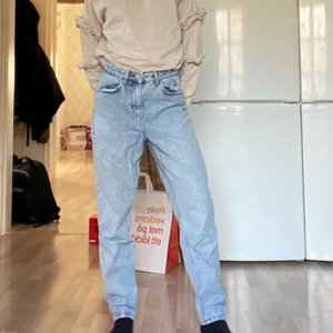 Jeans - Jeans i stl 38. Jag har stl 34 så ingen kanske inte rättvs passform. Fint skick, inga fläckar eller liknande. 50 kr och kan tas till kalmar/öland. Kan även fraktas såklart men då tillkommer kostnaden för frakten🥰