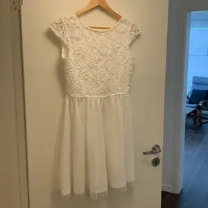 Jag säljer denna vita klänning från Bubbleroom i storlek 36, den är endast använd en gång på en skolavslutning! Köparen står för frakten🤍