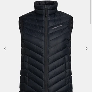 Peak performance väst - Helt ny och fin peak performance väst, köpt för 2000kr i deras egna butik💕