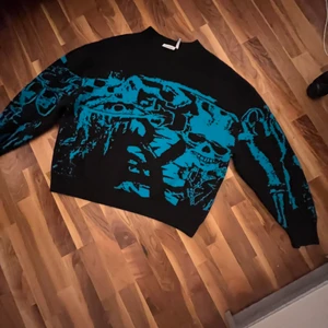 Weekday oversized stickad tröja - Säljer min stickade tröja från Weekday som jag köpte i Gbg för 500kr. Används ett fåtal gånger. Behövde sy en liten del som ni kan se på bild 3. Storleken är S, men den är ganska oversized då jag vanligtvis bär L på mina kläder.