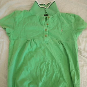 Grön polokjorta - Grön polokjorta i gott skick. strl 34-36. Tar kontant och Swish. 