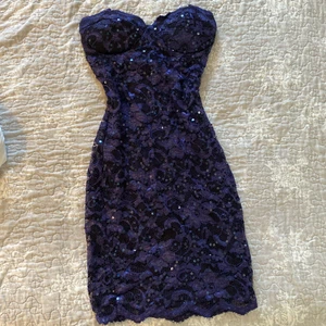 Klänning - Säljer denna snygga klänning i mörkblå färg från Nelly. Aldrig använd. 💗