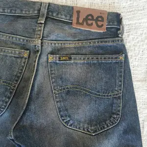 Jätte snygga bootcut jeans från Lee! 💞 Aldrig använda i helt nytt skick! 😚 Tyvärr lite för små för mig i midjan<3 599 om man köper ny :) Skriv för fler bilder! Pris kan diskuteras!! 77 cm runt höften 