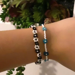 Armband  - 2 fina armband! Önskas andra färger så är det bara att skriva🥰 45kr/st eller 2 för 80kr💗
