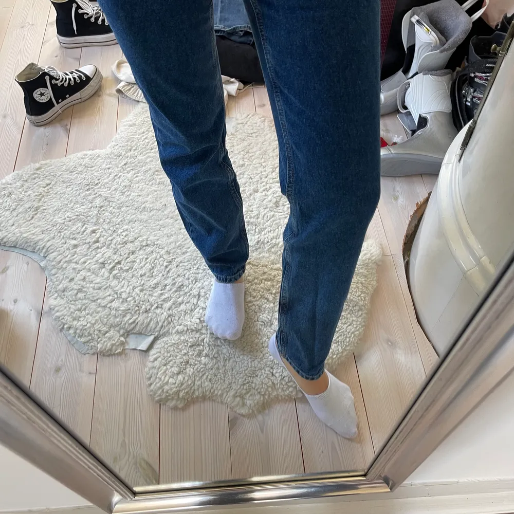 Mörkblå långa jeans som tyvärr e försmå för mig. Coolt märkte i bak. Köpa för 1100kr. Jeans & Byxor.
