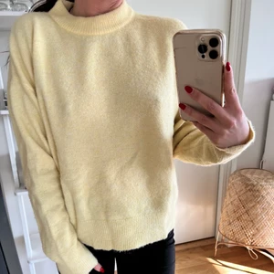 Samsoe tröja i ull  - Säljer den här fina gula mysiga tröjan från samsoe, väldigt snygg passform och i fin gul färg. Den är i fint skick, passar s-m. Nypris, ca 1500 💛 