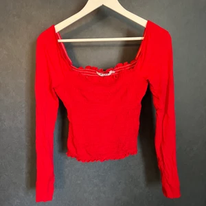 Röd topp från NA-KD, 75kr - Knappt använd topp från NA-KD, nypris 269kr.