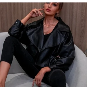 Läderjacka  - Snygggg läderjacka från shein size S säljes pga har alldeles för många. Den är verkligen så mycket snyggare i verkligheten. Jättesvårt att få en bra bild varken i dagsljus eller i mörker. Därav ser kvaliten jättedålig ut på bild. Den är lite cropad fram och liiite längre bak så man känner inte att den är jobbigt cropad. Passar en S samt en M. Spårbar frakt ingår. Och den är verkligen inte plastig , ser bra ut 😍