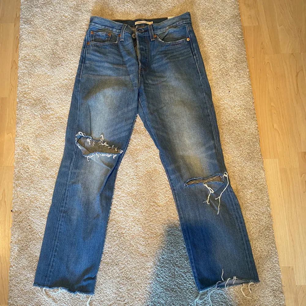 Säljer mina snygga Levis jeans för att jag växt ur dem, inte använt många gånger. Jeans & Byxor.