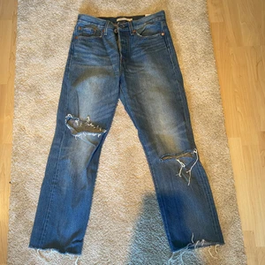 Blåa Levi’s Jeans med cuts - Säljer mina snygga Levis jeans för att jag växt ur dem, inte använt många gånger