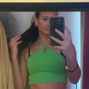 Söt topp från Zara strl S  - Jätte fin grön sommar topp från Zara i strl S! Passar jätte bra nu till sommaren! För frågor elr fler bilder skriv privat ❤️