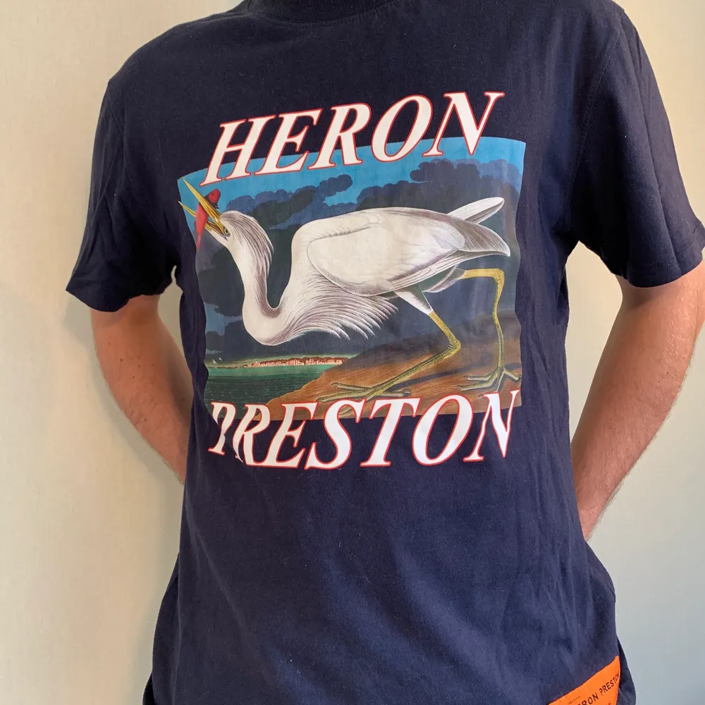 Heron Preston T-shirt. Mycket bra skick, Inga sprickor i trycket. Passform stor medium. Modellen är 180 cm och va 75kg. T-shirts.
