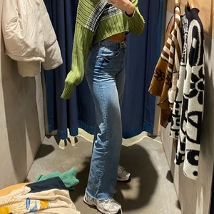 ZARA jeans  - The 90s full length jeans från ZARA. Liten slits på insidan av byxan längst ner. Denim blå, använda några gånger.