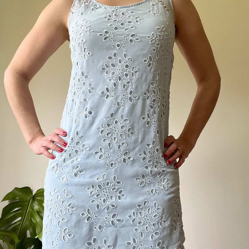 Light blue short dress. Bought it in USA. It is in good condition. Perfect to go put for a casual fika or to go out for a summer trip. The more accurate color is the darker blue in the picture that shows details. . Klänningar.