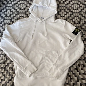 Stone Island - Jag säljer min Stoneisland hoddie pågrund av att jag inte behöver den mer.Den är i jättefint skick och är i Storlek S,Den sitter inte tajt den är väligt luftig bra för sommaren som kommer.
