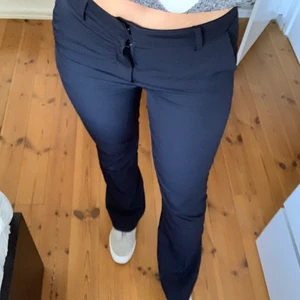 Kostymbyxor  - Lågmidjade kostymbyxor, knappt använda och i jättefint skick. Jag är ca 165cm lång. Köpta för 400🥰