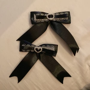Hårrosetter  - handmade  - Söta hårrosetter handgjorda av mig. Söta att ha i håret med twin/pigtails . Dessa är lite mindre än de andra som finns på min profil. Kommer i par 