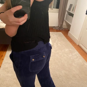 Juicy couture byxor - Juicy couture mjukisbyxor. Inga fläckar m.m. Säljer pga att de inte kommer till användning! För fler bilder är det bara att skriva privat💗 buda nedan eller i dm🥰