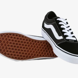 Vans skor 🤩 - Super snygga vans skor som är i hyfsat bra skick!💓inte använda så mycket men ändå liiiite slitna. Skriv för egna bilder 💓storlek 36