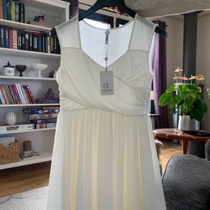 Studentklänning - En vit studentklänning eller avslutningsklänning. I storlek XL. Hör av er ifall ni har mer frågor🥰