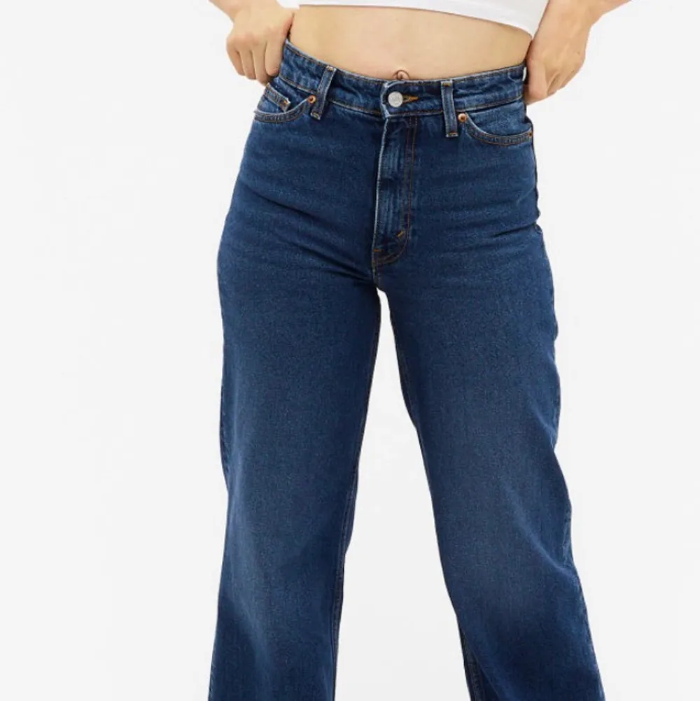 Mörkblåa Monki jeans i modellen Yoko, använda fåtal gånger men i bra skick. Jeans & Byxor.