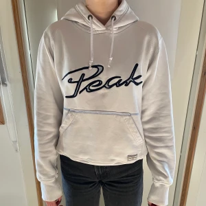 Peak performance hoodie - Vit peak hoodie storlek L i barn kläder men skulle säga S eller XS.