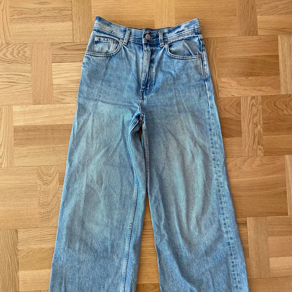  Garderobsrensning!☀️ Wide leg jeans från Arket i mycket bra kvalitet, säljer pga för små i midjan. Jeans & Byxor.