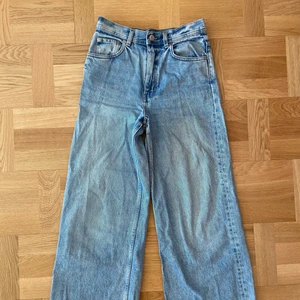 Jeans wide leg  -  Garderobsrensning!☀️ Wide leg jeans från Arket i mycket bra kvalitet, säljer pga för små i midjan