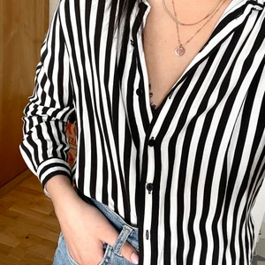 Randig skjorta - Svartvitrandig skjorta från Monki i bomull. Superskön och snygg både till fest och vardags! 🤍