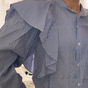 Randig skjorta från zara - Blå vit randig skjorta från zara. Mycket bra skick!