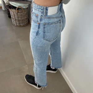 Zara jeans - Super snygga och våriga jeans från zara, jag bär storlek 36! Köpare står för frakt💗