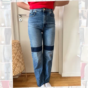 Sandro jeans  - Säljer mina älskade Sandro jeans som tyvärr är lite för tighta över benen, det är med sorg för det är dom snyggaste jeansen jag vet. Färgen, detaljen, längden är perfekt, jeansen är lite extra utan att vara för mycket.. Dom är strl 36, jag är 169 cm. I väldigt fint skick, då de är endast använda en gång och nypris är: 2500 💙💎 