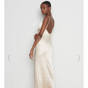 Pretty lavish klänning - Superfin champagne klänning. Kommer inte till användning, helt ny! Lapparna kvar!