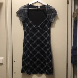 Klänning - Supersöt klänning från HM! Har aldrig använt, så gott som ny! :) storlek M, frakt ingår ej!