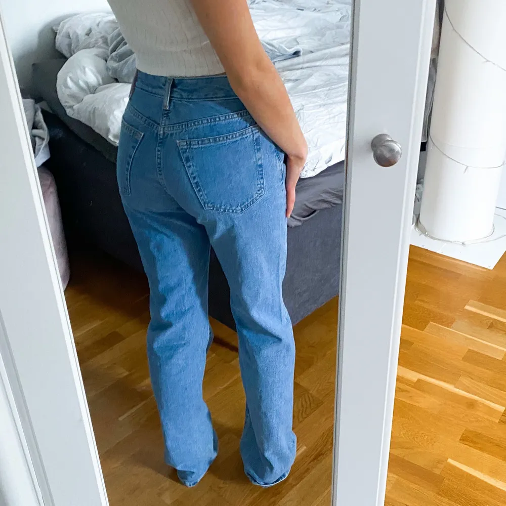 Jeans från bikbok som är köpta för 600 och endast använda en gång💙 Har sytt upp de så till 77cm innerbenslängd! . Jeans & Byxor.
