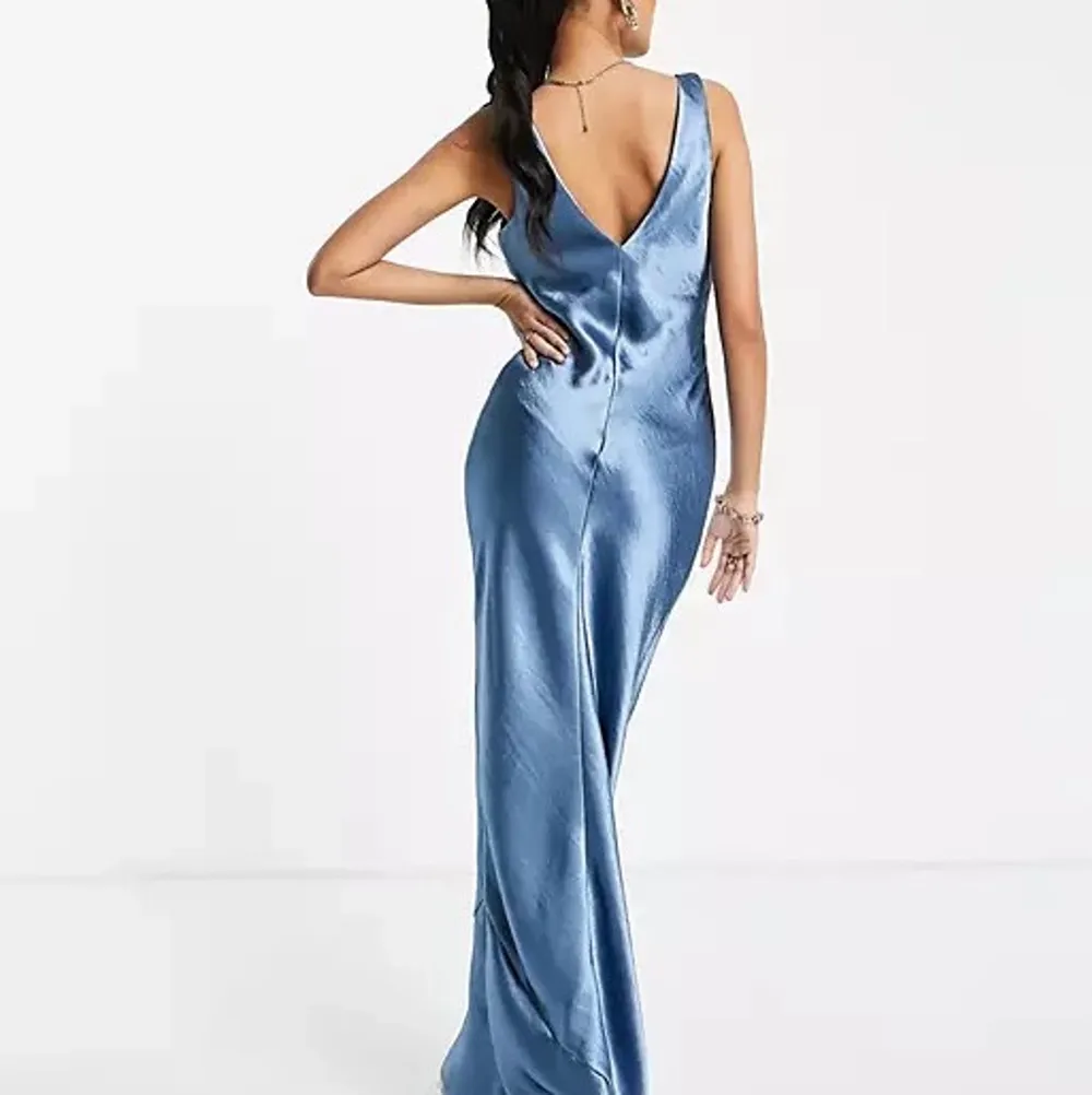 Säljer denna jättefina klänningen, perfekt till bal eller annat tillfälle. Aldrig använd, storlek Uk 8 och passar som en S💗💗. Klänningar.