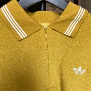 Adidaströja  - Gul adidaströja i frottématerial. Supermjuk! 🥺 Den är i väldigt bra skick då jag använt den 2-3 gånger! Storlek S herr