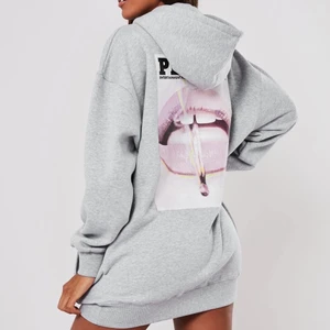 Playboy Hoodie  - Säljer nu min gråa Playboy hoodie i storlek S. Använd ett fåtal gånger så nyskick. Passar bra nu till sommaren för att ta på sig en kväll, den är lite oversize så passar M/L också!☺️