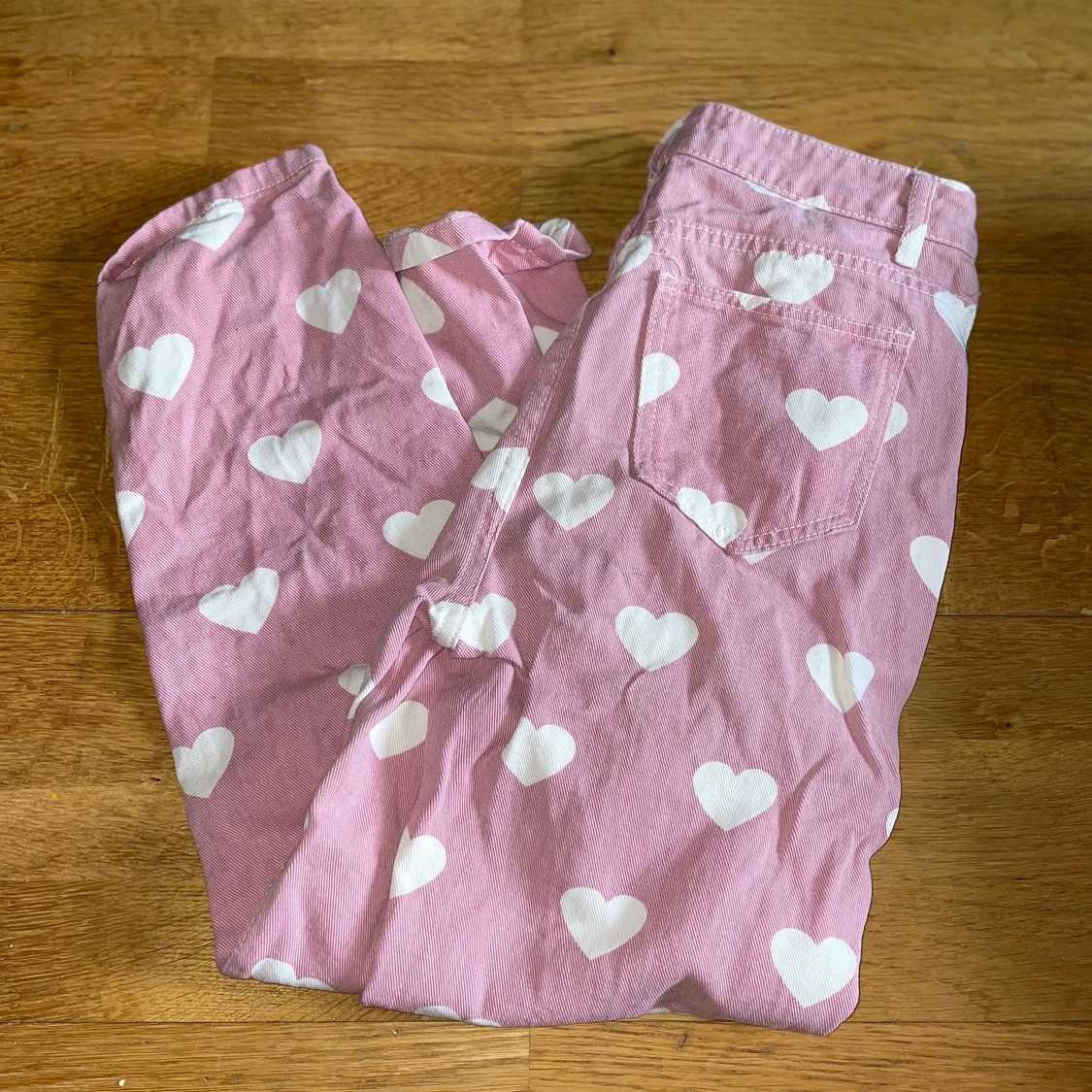 Rosa högmidjade jeans med hjärtan