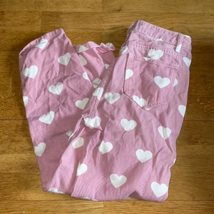 Rosa högmidjade jeans med hjärtan - Nya!