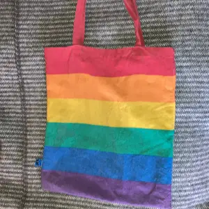 Trendig Pride väska från Tgr som är svår att få tag i eftersom att de har ändrat design! Den är dock lite nopprig och har en fläck, även så är sömmarna på sidan lite lösa men det är knappt synbart. Skicka meddelande för fler bilder/frågor! Köparen står för frakten.