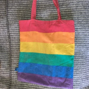Pride Väska - Trendig Pride väska från Tgr som är svår att få tag i eftersom att de har ändrat design! Den är dock lite nopprig och har en fläck, även så är sömmarna på sidan lite lösa men det är knappt synbart. Skicka meddelande för fler bilder/frågor! Köparen står för frakten.