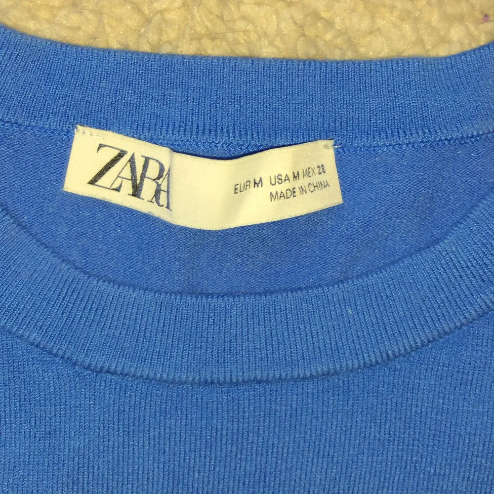 Stickad tröja från zara i M men sitter som xs då jag som är xs kan ha den men kommer ej till användning väldig populär och slutsåld från 80kr + frakt💕. Blusar.