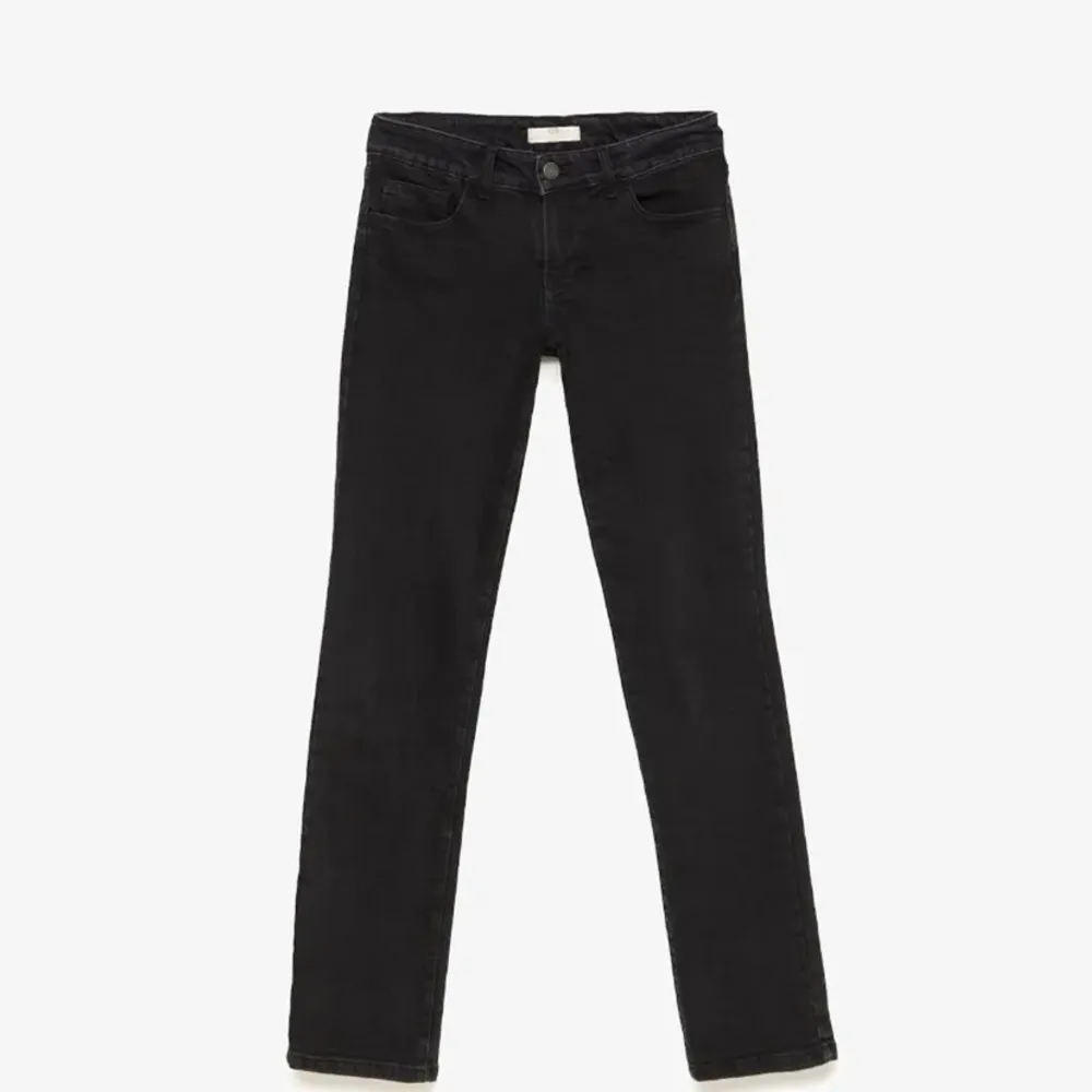 Säljer dessa slutsålda lågmidjade jeans från zalando i storlek 34.❤️ fint skick och använda ganska få gånger!❤️. Jeans & Byxor.