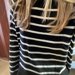 Randig tröja från Zara! - En väldigt trendig och snygg tröja från Zara. Den är randig och väldigt luftig i materialet och är perfekt för våren! Säljer pga jag måste få plats med mina kläder i garderoben så den är i nyskick och är använd cirka 5 gånger. Kom privat för frågor bilder eller frågor!❤️