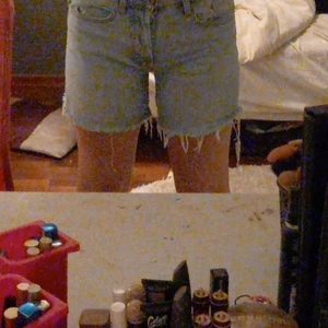 Lågmidjade jeansshorts  - Ljusblåa lågmidjade levi's jeansshorts. Köpte dem i fel storlek så dem passar inte mig. Använt 1 gång.😊 priset kan diskuteras🥰