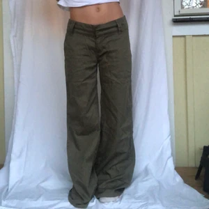 Lågmidjade byxor - Skitcoola byxor (bomullsbyxor ish) i en mörkgrön färg, jättefina till vår och sommar! Midjemått: 80cm                  Innerbenslängd: ca 80cm.                                                         Långa på mig som är 160cm KÖP DIREKT FÖR 180